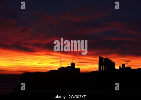 Le soleil se lève sur le prieuré de Tynemouth sur la côte nord-est. Date de la photo : Vendredi 2 février 2024. Banque D'Images