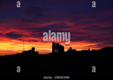 Le soleil se lève sur le prieuré de Tynemouth sur la côte nord-est. Date de la photo : Vendredi 2 février 2024. Banque D'Images