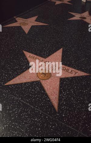 Mary-Kate et Ashley Olsen jouent sur le Walk of Fame à West Hollywood à Los Angeles Banque D'Images