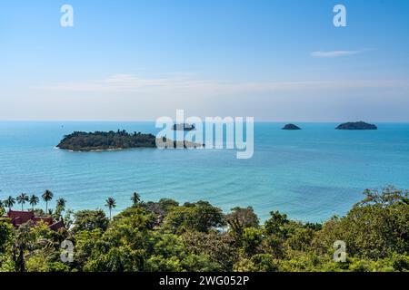 Belle vue sur les 4 îles, Koh Man Nai, Koh Man Nok, Koh pli, Koh Yuak, vu de l'île de Koh Chang par une belle journée ensoleillée Banque D'Images