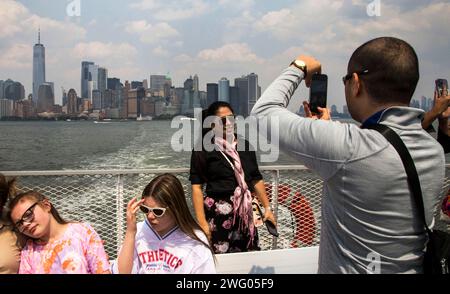 New York : vue panoramique sur les gratte-ciel de Manhattan depuis le ferry de Staten Island Banque D'Images
