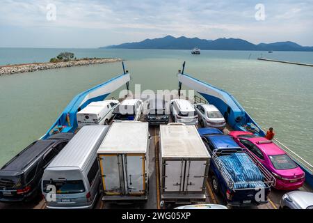 Trad, Thaïlande - 24 janvier 2024 - ferry Koh Chang entièrement chargé avec des voitures quittant le port dans la province de Trad, Thaïlande en direction de l'île de Koh Chang Banque D'Images