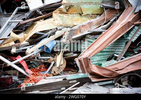 Plan rapproché d'une pile de débris de construction suite à la démolition d'un bâtiment urbain. Contexte et métaphore industrielle pour la gestion des déchets, le recyclage, jun Banque D'Images