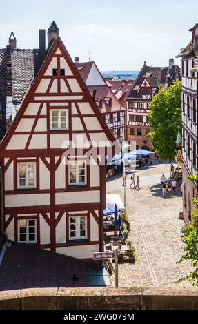 Maisons médiévales à colombages dans la vieille ville de Nuremberg, en Allemagne, avec la Maison-musée d'Albrecht Dürer en arrière-plan. Banque D'Images