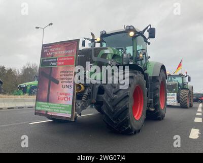 Ramin, Allemagne. 02 février 2024. Les tracteurs se tiennent sur une route et la bloquent. Vendredi matin, des agriculteurs et des entrepreneurs ont bloqué le passage frontalier germano-polonais à Linken, dans le district de Vorpommern-Greifswald, avec une douzaine de véhicules. Crédit : Christian Johner/dpa/Alamy Live News Banque D'Images