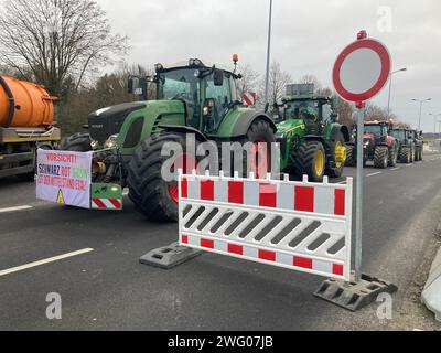 Ramin, Allemagne. 02 février 2024. Les tracteurs se tiennent sur une route et la bloquent. Vendredi matin, des agriculteurs et des entrepreneurs ont bloqué le passage frontalier germano-polonais à Linken, dans le district de Vorpommern-Greifswald, avec une douzaine de véhicules. Crédit : Christian Johner/dpa/Alamy Live News Banque D'Images