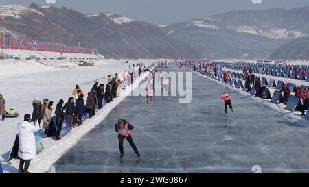 Les coureurs participent à la compétition de patinage lors du premier marathon de patinage sur glace de la rivière Jilin Songhua de Chine dans le comté de Jingyu, à Baishan City, au nord-est du CH Banque D'Images