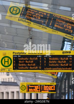 Dresde, Allemagne. 02 février 2024. Pendant la grève d'avertissement dans les transports publics locaux, 'Ausfall' ('Annulation') est écrit sur les panneaux d'affichage aux arrêts de Dresdner Verkehrsbetriebe (DVB) sur Postplatz. Le syndicat Verdi avait appelé les travailleurs des transports publics dans plus de 80 villes à participer à une grève d’avertissement dans le cadre du conflit salarial national en cours dans les négociations régionales. Crédit : Robert Michael/dpa/Alamy Live News Banque D'Images