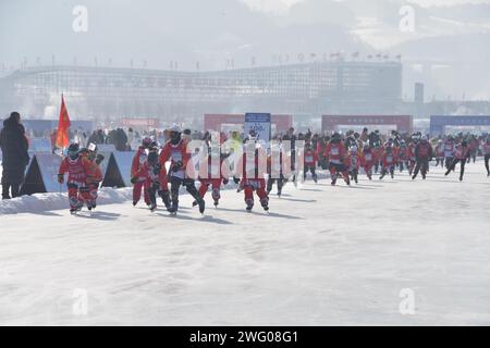 Les coureurs participent à la compétition de patinage lors du premier marathon de patinage sur glace de la rivière Jilin Songhua de Chine dans le comté de Jingyu, à Baishan City, au nord-est du CH Banque D'Images