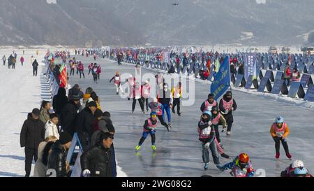 Les coureurs participent à la compétition de patinage lors du premier marathon de patinage sur glace de la rivière Jilin Songhua de Chine dans le comté de Jingyu, à Baishan City, au nord-est du CH Banque D'Images