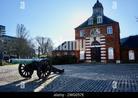 Canon vintage devant la fonderie Royal Brass, Woolwich Arsenal. Banque D'Images