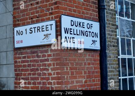 Panneaux de signalisation à l'angle de la rue No 1 et Duke of Wellington Ave, Woolwich Arsenal. Banque D'Images