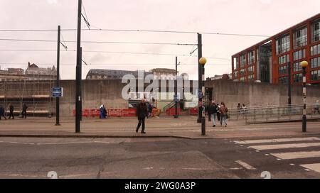 Manchester Angleterre Royaume-Uni 1 février 2024 Manchester Piccadilly Gardens – démolition partielle du mur de Berlin en béton le pavillon de mur en béton controversé construit à Piccadilly Gardens est enveloppé d’échafaudages avant sa démolition partielle. La structure en béton était souvent appelée la version Manchester du mur de Berlin. Le mur a été conçu par l'artiste japonais Tadao Ando. Le mur a été achevé en 2002 le Pavillon est une propriété privée de Legal & General Investment Management (LGIM) ©GED Noonan/Alamy Banque D'Images