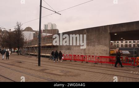 Manchester Angleterre Royaume-Uni 1 février 2024 Manchester Piccadilly Gardens – démolition partielle du mur de Berlin en béton le pavillon de mur en béton controversé construit à Piccadilly Gardens est enveloppé d’échafaudages avant sa démolition partielle. La structure en béton était souvent appelée la version Manchester du mur de Berlin. Le mur a été conçu par l'artiste japonais Tadao Ando. Le mur a été achevé en 2002 le Pavillon est une propriété privée de Legal & General Investment Management (LGIM) ©GED Noonan/Alamy Banque D'Images