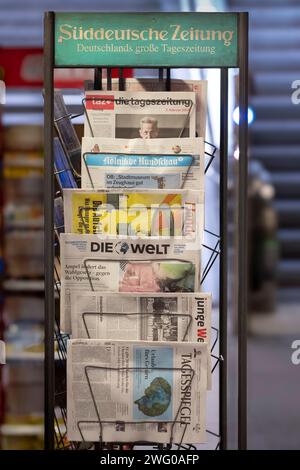 Tenez-vous au journal quotidien dans une rue Banque D'Images