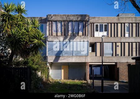 Une maisonnette sur Wolvercote Road SE2, une partie du domaine Lesnes à Thamesmead, un domaine brutaliste construit en 1967, qui doit être démoli et réaménagé. Banque D'Images