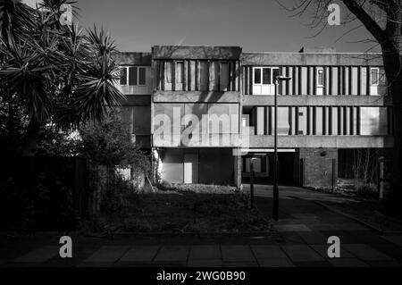 Une maisonnette sur Wolvercote Road SE2, une partie du domaine Lesnes à Thamesmead, un domaine brutaliste construit en 1967, qui doit être démoli et réaménagé. Banque D'Images