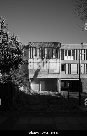 Une maisonnette sur Wolvercote Road SE2, une partie du domaine Lesnes à Thamesmead, un domaine brutaliste construit en 1967, qui doit être démoli et réaménagé. Banque D'Images