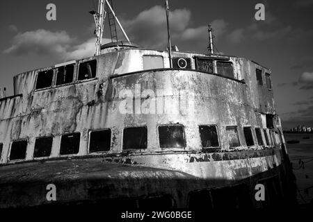 Ancien ferry Mersey, le Royal Iris est maintenant amarré sur la Tamise près de Woolwich depuis 2002. Le navire est maintenant partiellement submergé. Banque D'Images