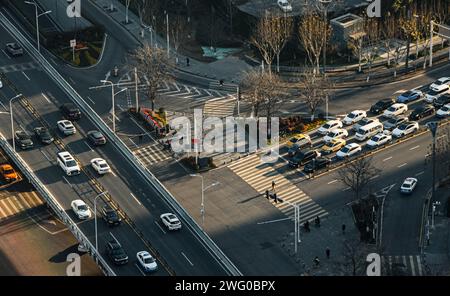 Sur les routes principales de Wuhan, un grand nombre de véhicules roulent densément. Il y a la lumière du soleil qui brille sur la surface de la route Banque D'Images