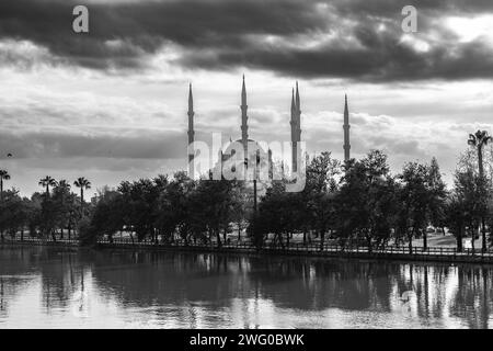 La mosquée centrale Sabanci à Adana, située le long de la rivière Seyhan, Turkiye. Ouvert en 1988. Banque D'Images