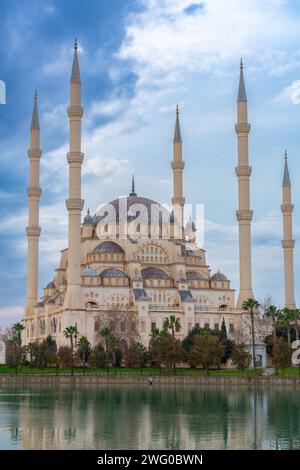 La mosquée centrale Sabanci à Adana, située le long de la rivière Seyhan, Turkiye. Ouvert en 1988. Banque D'Images