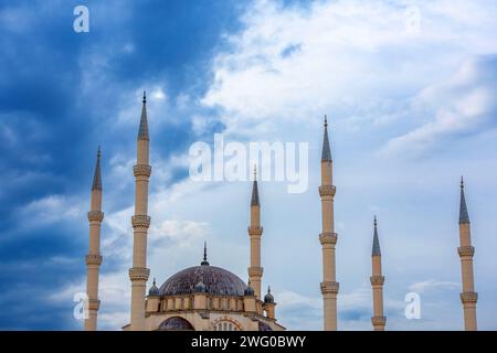 La mosquée centrale Sabanci à Adana, située le long de la rivière Seyhan, Turkiye. Ouvert en 1988. Banque D'Images