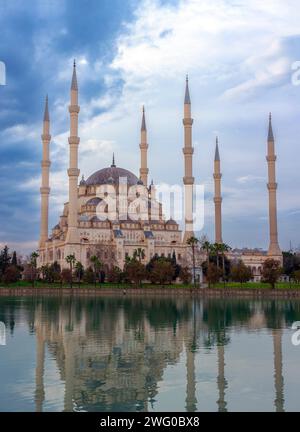 La mosquée centrale Sabanci à Adana, située le long de la rivière Seyhan, Turkiye. Ouvert en 1988. Banque D'Images