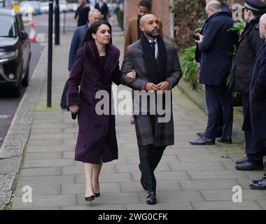 Alex Beresford (à droite) et Laura Tobin assistent aux funérailles de Derek Draper à l'église St Mary the Virgin de Primrose Hill, au nord-ouest de Londres. L’ancienne lobbyiste devenue psychologue et auteure, qui a épousé la présentatrice Kate Garraway en 2005, est décédée le mois dernier des suites de symptômes durables du coronavirus. Date de la photo : Vendredi 2 février 2024. Banque D'Images