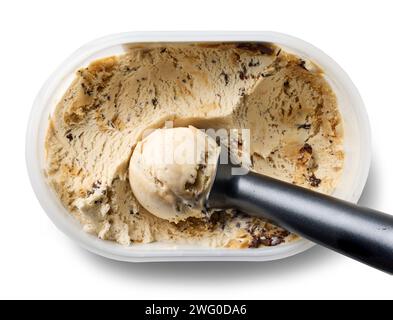 boîte de crème glacée de liqueur de café avec des morceaux de chocolat isolé sur fond blanc, vue de dessus Banque D'Images