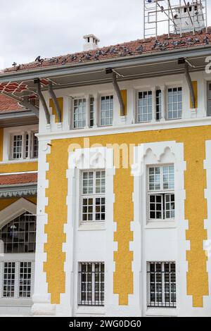 Adana, Turkiye - 25 janvier 2024 : vue extérieure de la gare centrale d'Adana, Turkiye. Banque D'Images