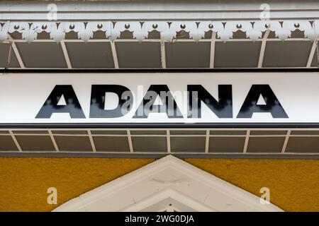 Adana, Turkiye - 25 janvier 2024 : vue extérieure de la gare centrale d'Adana, Turkiye. Banque D'Images