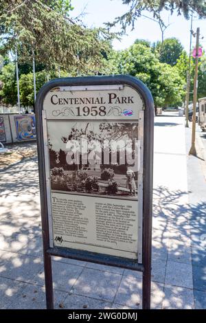 Centre-ville de Cooma et signe pour Centennial Park dans le centre-ville, Nouvelle-Galles du Sud, Australie Banque D'Images