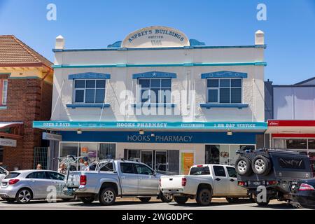 Centre-ville de Cooma, Cooma est connu comme la porte d'entrée des Snowy Mountains en Nouvelle-Galles du Sud, les bâtiments Aspreys sur Sharp Street et la pharmacie locale Banque D'Images