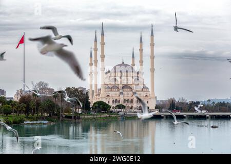 Adana, Turkiye - 25 janvier 2024 : la mosquée centrale Sabanci à Adana, située le long de la rivière Seyhan, Turkiye. Ouvert en 1988. Banque D'Images