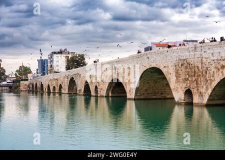 Adana, Turkiye - 25 janvier 2024 : Taskopru, historiquement connu sous le nom de Ponte Sarus, est un pont romain enjambant la rivière Seyhan à Adana, probablement construit i Banque D'Images