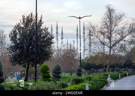 Adana, Turkiye - 25 janvier 2024 : la mosquée centrale Sabanci à Adana, située le long de la rivière Seyhan, Turkiye. Ouvert en 1988. Banque D'Images