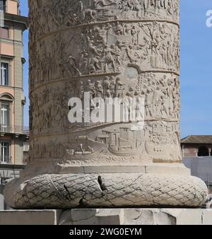 Italie. Rome. Colonne de Trajan. Colonne triomphale romaine. Détail du bas-relief spiralé des guerres daces (2e siècle). Banque D'Images