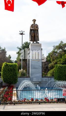 Adana, Turkiye - 25 janvier 2024 : statue en bronze de Mustafa Kemal Ataturk, le fondateur de la République moderne de Turkiye, parc Ataturk, Adana. Banque D'Images