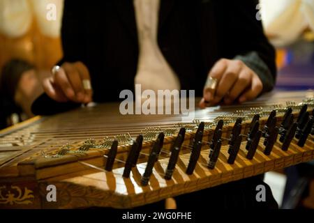 Un musicien turc jouant son Kanun Banque D'Images