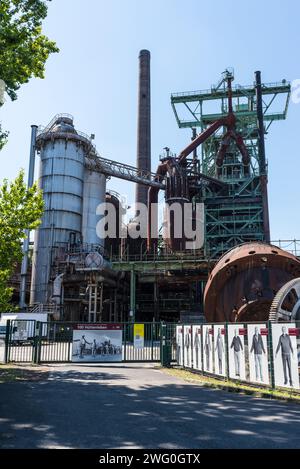 Hattingen, Allemagne - 9 août 2022 : anciennes installations industrielles et haut fourneau, aciéries désaffectées d'Henrichshuette, aujourd'hui musée du patrimoine industriel, Banque D'Images