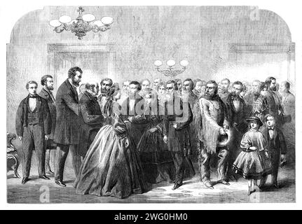 Réception du nouvel an à la Maison Blanche, Washington - d'après un croquis de notre artiste spécial, 1862. « Le jour de l'an est célébré avec beaucoup d'enthousiasme par les Américains en général. La coutume qui oblige les dames d'une famille à garder la maison ouverte pour tous les messieurs qui choisissent d'appeler a grandi à New York, dont la ville est censée l'avoir importée d'Amsterdam, la mère city...from cercles privés qu'elle a bientôt propagé, sous une forme modifiée, dans la vie publique. Aux États-Unis, la théorie selon laquelle les hommes en position officielle sont les serviteurs du peuple est rigoureusement appliquée. Par conséquent, il est devenu la mode pour t Banque D'Images