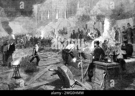 Membres du South Middlesex Rifle Volunteer corps au travail à la lumière des flambeaux dans les jardins de Burlington House, Piccadilly, défrichant le sol pour un hangar de forage, 1862. 'Amateur navvies... [construction] une nouvelle pièce de fer ondulé, 150 pieds. long par 50 pieds. Broad, pour l'usage des compagnies du régiment situé à Londres. Il a été jugé nécessaire d'enlever une immense banque de terre, contenant plusieurs centaines de mètres cubes, afin d'obtenir le niveau désiré pour le plancher de la salle de forage... Lord Ranelagh, l'infatigable commandant du South Middlesex, a appelé à des volontaires... [et]chaque nuit une escouade de Banque D'Images