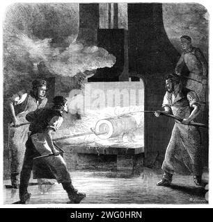 Fabrication du canon Armstrong à Woolwich Arsenal : soudage de la bobine, 1862. Un canon Armstrong était un type unique de champ rayé à chargement par culasse et de canon lourd conçu par Sir William Armstrong et fabriqué en Angleterre à partir de 1855 par la Elswick Ordnance Company et le Royal Arsenal à Woolwich, au sud-est de Londres. De tels canons impliquaient un système de construction de canon construit d'un tube en fer forgé (plus tard en acier doux) entouré d'un certain nombre de bobines de renforcement en fer forgé rétréci sur le tube intérieur pour le maintenir sous compression. Extrait de "Illustrated London News", 1862. Banque D'Images