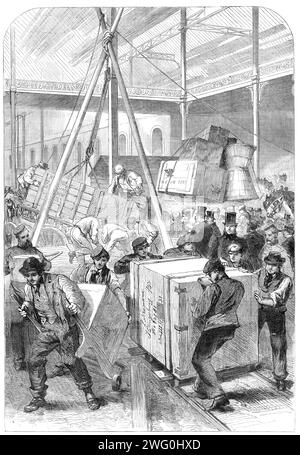 Réception de marchandises au bâtiment des expositions internationales, [South Kensington, Londres], 1862. 'Notre Illustration représente une section des scènes animées dans le bâtiment de l'exposition internationale qui est présentée par la réception des marchandises. Le flux de caisses d'emballage a été jusqu'à présent constant, et il est devenu rapide au cours de la semaine écoulée, et bien sûr deviendra bientôt multitudineux car les exposants commencent à se rendre compte que le 31 de ce mois [mars] est le dernier jour où les marchandises peuvent être reçues. Les paquets principaux et les plus nombreux proviennent encore des colonies et de l'étranger. T Banque D'Images