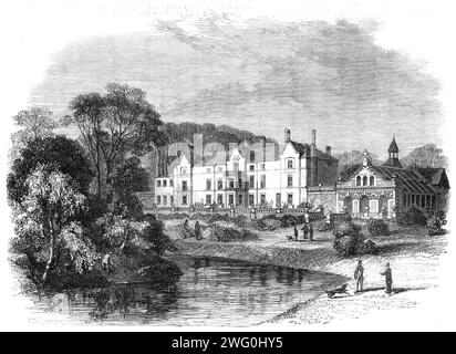 Sandringham Hall, Norfolk, la boîte de chasse de son Altesse Royale le Prince de Galles, 1862. Vue sur Sandringham House. Le domaine de Sandringham a été utilisé pour les fêtes royales de tir. Le roi Édouard VII, qui aimait la chasse, ordonna que les horloges soient réglées une demi-heure plus tôt que GMT afin d'augmenter la quantité de lumière du jour pour la chasse. Il est devenu connu sous le nom de Sandringham Time et a été conservé de 1901 à 1936, lorsque les horloges ont été ramenées à GMT par le roi Édouard VIII Extrait de "Illustrated London News", 1862. Banque D'Images