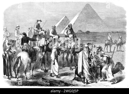 Visite du prince de Galles en Égypte : une partie du parti royal quittant le campement de Djizeh pour les pyramides, 1862. Le futur roi Édouard VII en Afrique. 'L'expédition quitta le Caire le 4 mars et se rendit à Djizeh, de là aux Pyramides sur des dromadaires fournis par son Altesse le vice-roi [dit Pacha], qui prit congé du prince au Palais de Djizeh. Le prince et la suite sont restés une nuit aux Pyramides et sont revenus le lendemain. Extrait de "Illustrated London News", 1862. Banque D'Images