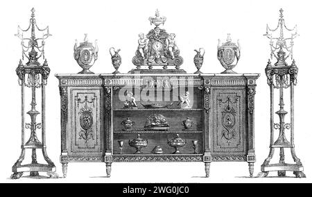 Exposition internationale : Cabinet et candélabres de Wright et Mansfield, 1862. '...une splendide armoire dans le style du mobilier anglais du XVIIIe siècle...[qui] se compose de bois sculpté doré, avec des plis de Wedgwood articles introduits dans les panneaux et frise...la frise est enrichie par un simple traitement vertical bien calculé pour transmettre l'idée de force, et au centre par une très belle tablette médaillée de Wedgwood...le compartiment central de l'armoire est ouvert, et est meublé de deux étagères recouvertes de velours marron traversées par des lignes dorées, tandis que chacune des Banque D'Images