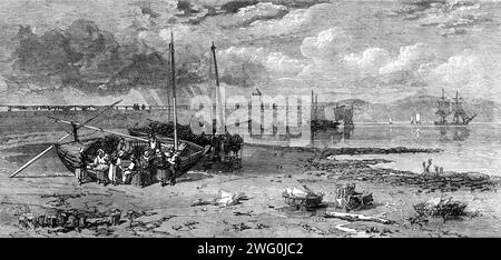 Newhaven Pier : les bateaux de pêche sont arrivés, 1862. '...les pêcheries sont l'une des principales ressources naturelles de l'Écosse...à Newhaven, près d'Edimbourg, il y a un siège de la pêche blanche qui est perceptible comme englobant tous les points du commerce qui sont dignes de délimiter... sauf en subissant une perte occasionnelle de filets ou de lignes au moyen d'une tempête qui passe, [les pêcheurs] ne sont pas sujets à beaucoup de fluctuations de revenus ou de dépenses. Le bateau, avec son équipement de filets, voiles, lignes, etc., vaut de cent cinquante à deux cent cinquante livres sterling. Il s'agit généralement d'une famille affa Banque D'Images