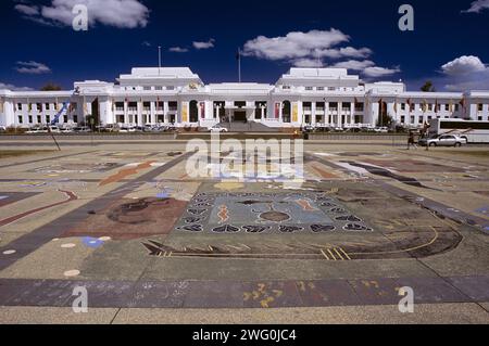 L'art aborigène australien orne le trottoir du Parlement fédéral australien à Canberra, en Australie. Banque D'Images